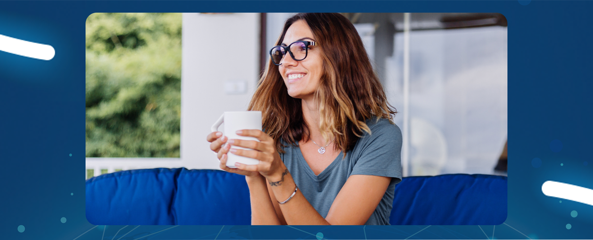 rodzice z dzieckiem siedzą przed laptopem i rozmawiają online