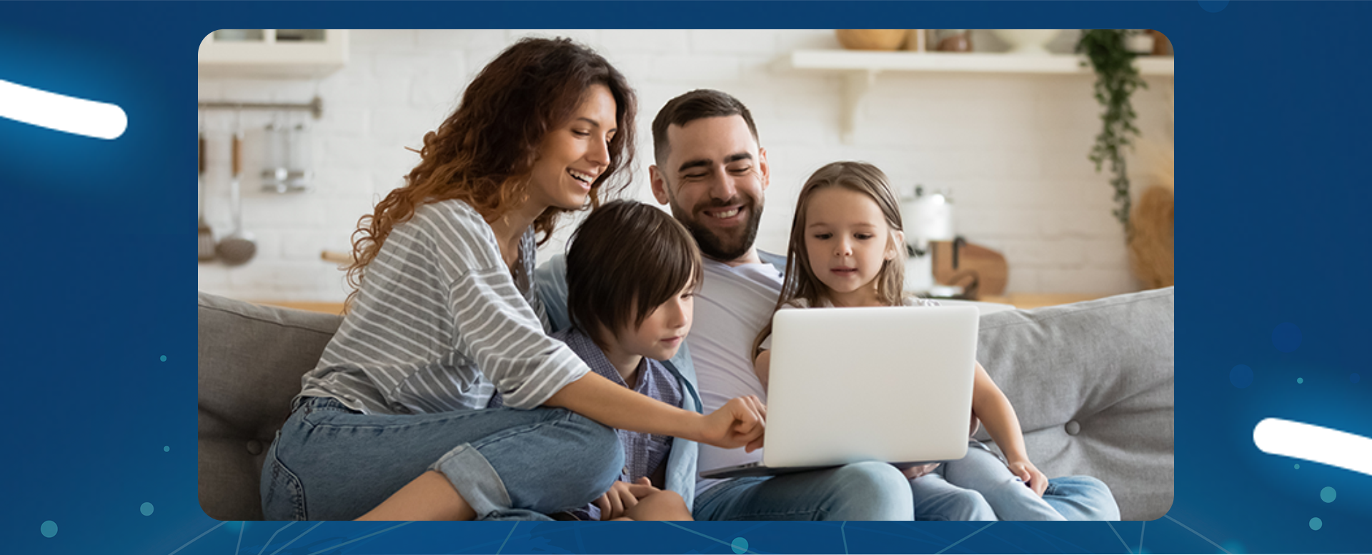 małżeństwo i dwoje dzieci oglądają coś na laptopie