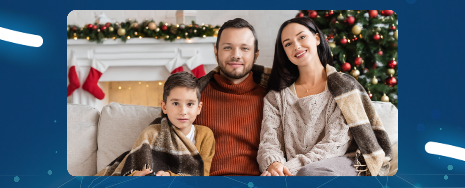 rodzina siedząc na kanapie oglądają telewizję w tle choinka i dekoracje świąteczne