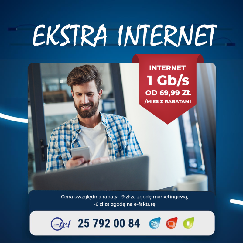 młody mężczyzna siedzi przed laptopem i czyta coś w telefonie i informacja - Internet 1 giga od 69,99 zł z rabatami
