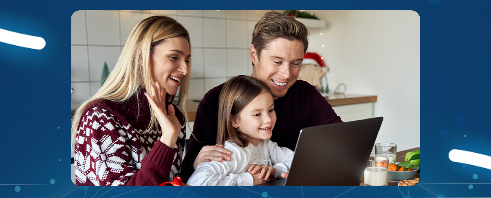 rodzice z dzieckiem siedzą przed laptopem i rozmawiają online