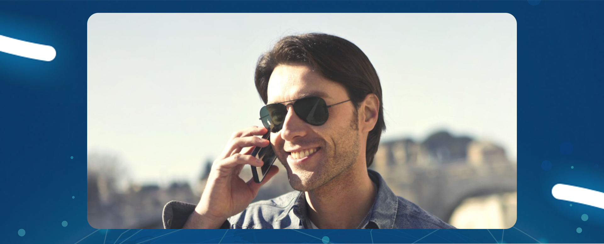 młody mężczyzna w okularach przeciwsłonecznych rozmawia przez telefon