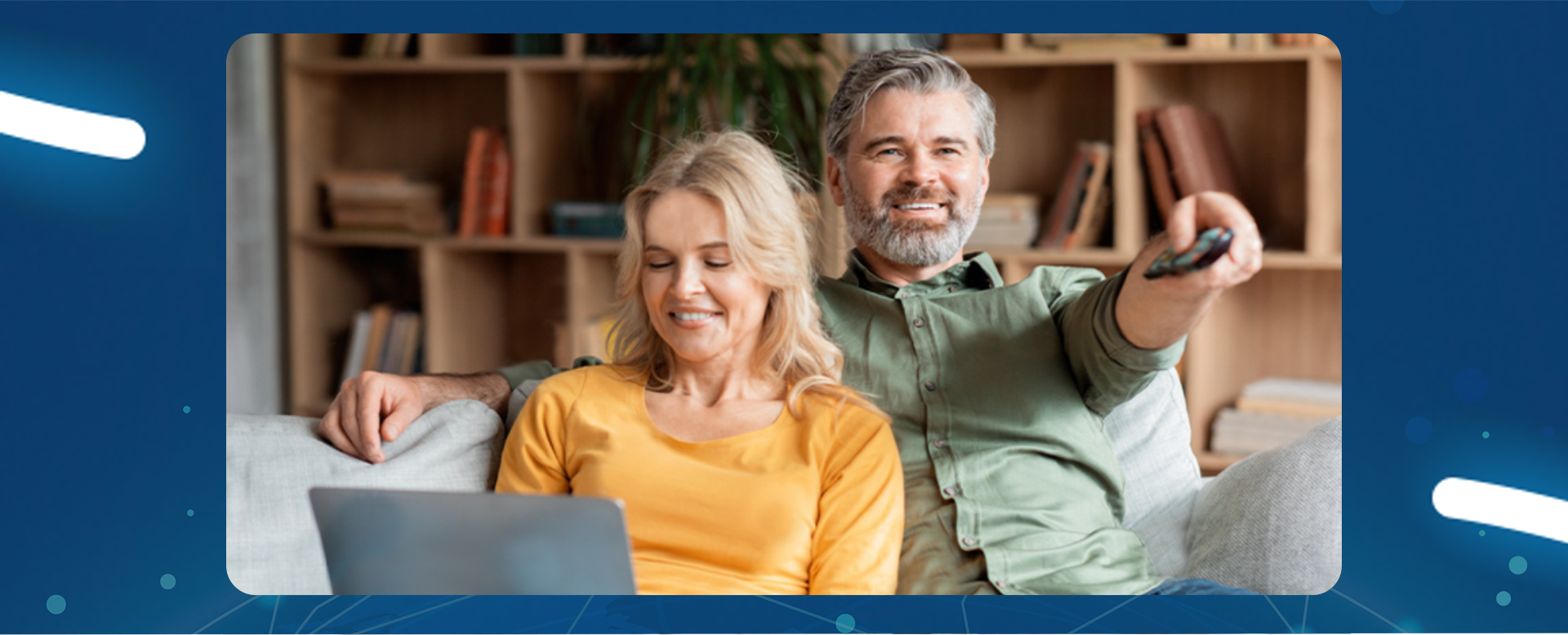 młoda kobieta pracuje na laptopie przy stole kuchennym