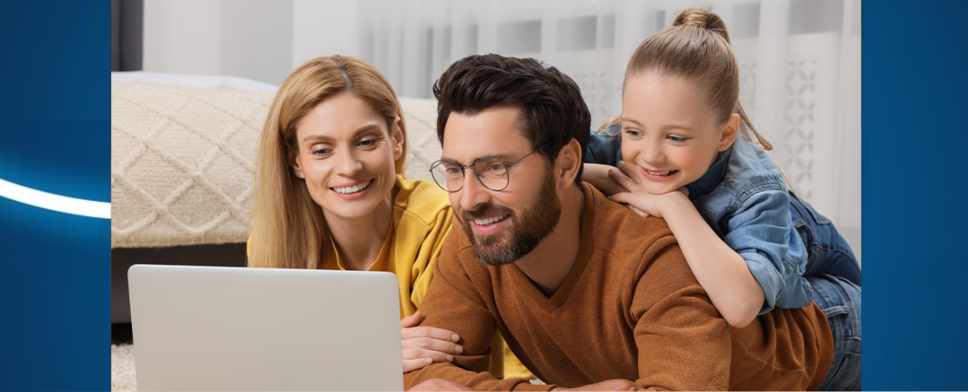 rodzice z córką oglądają coś na laptopie
