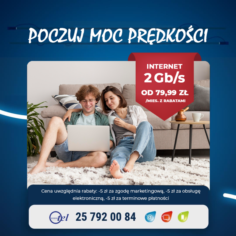 para siedzi na dywanie przed kanapą i oglądają coś na laptopie i napis internet 2 Giga od 79,99 zł