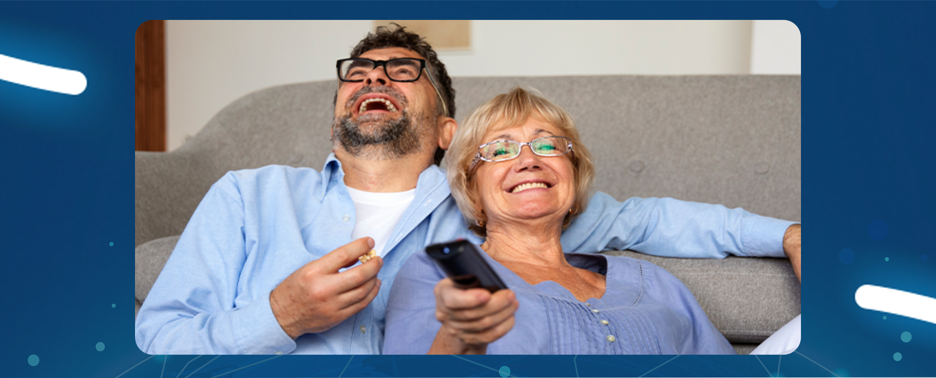 para w średnim wieku śmieje się oglądając TV