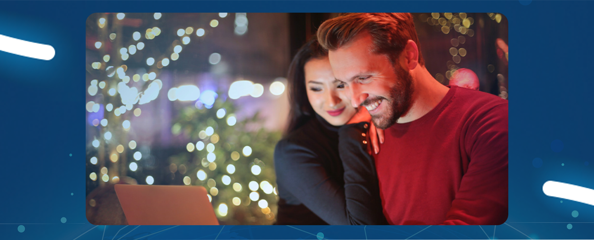 kobieta opiera się na ramieniu młodego mężczyzny, w tle światełka świąteczne