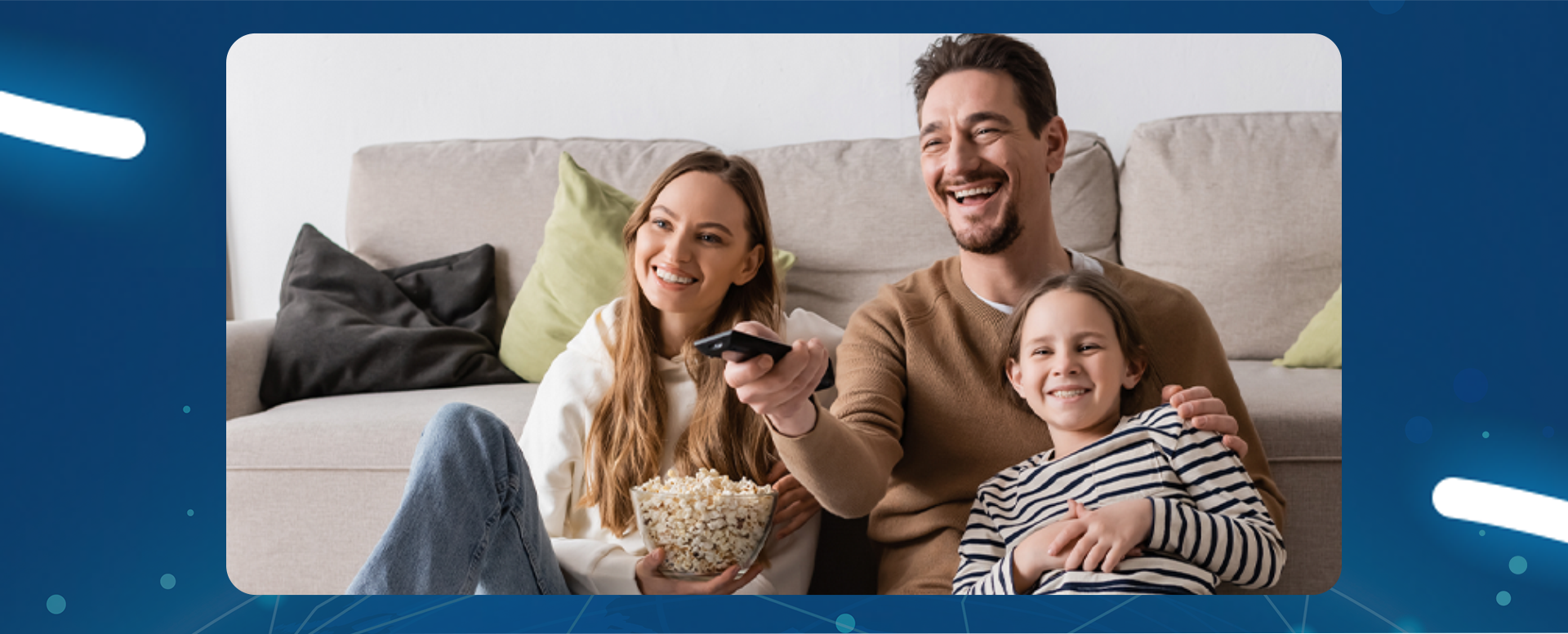 młode małżeństwo z córką oglądają tv jedząc popcorn