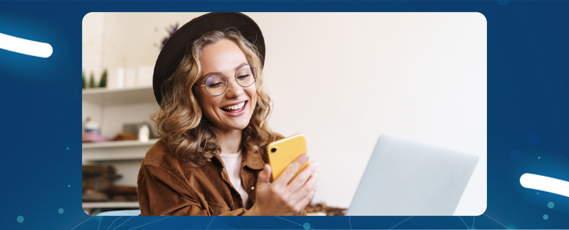 chłopak w okularach przeciwsłonecznych rozmawia przez telefon