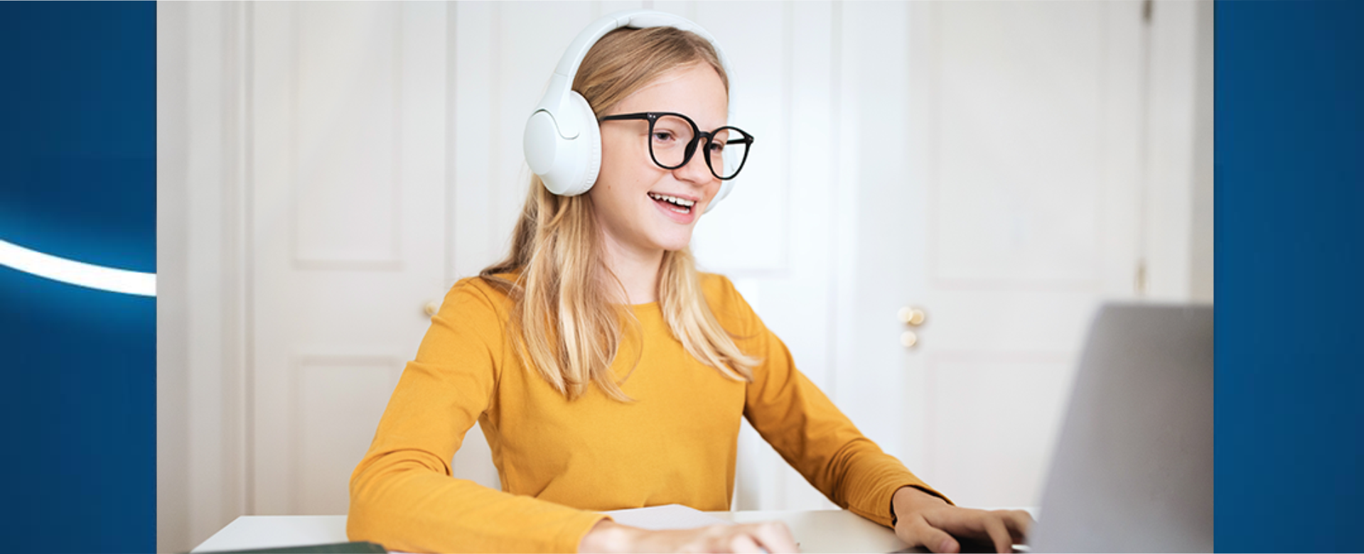 młoda dziewczyna w słuchawkach pracuje przy laptopie