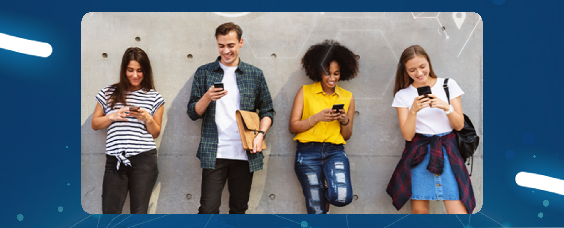 trzy dziewczyny i chłopak surfują na komórkach